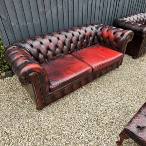Beautiful vintage 3 & 2 seater chesterfield sofas with matching footstools 🇬🇧