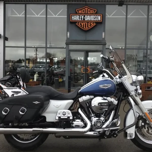 2015 Harley-Davidson FLHRC Road King Classic Teal and White Pearl