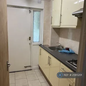 1 bedroom in Canada Gardens, SE13 - Image 3