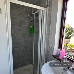 1 bedroom in Canada Gardens, SE13 - Image 5