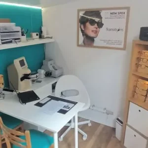 Prescription glasses with anti-glare and scratch resistance - Image 2