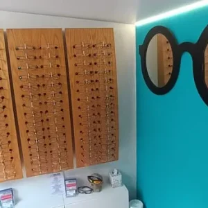 Prescription glasses with anti-glare and scratch resistance - Image 3