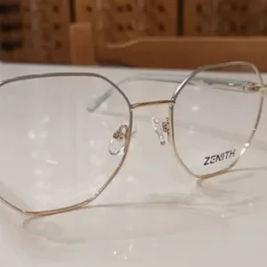 Prescription glasses with anti-glare and scratch resistance - Image 4