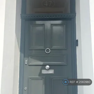 3 bedroom flat in Boscombe Road, W12 - Image 2