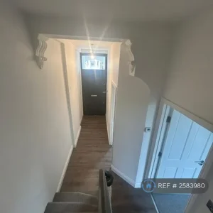 3 bedroom flat in Boscombe Road, W12 - Image 3