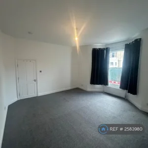 3 bedroom flat in Boscombe Road, W12 - Image 4