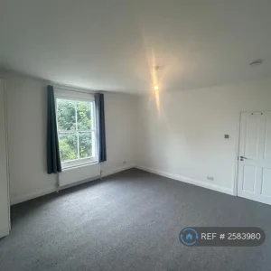 3 bedroom flat in Boscombe Road, W12 - Image 5