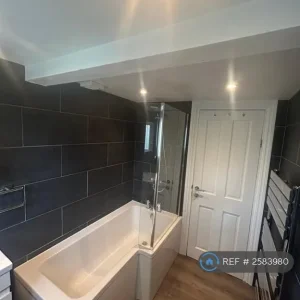 3 bedroom flat in Boscombe Road, W12 - Image 6