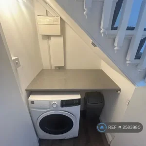 3 bedroom flat in Boscombe Road, W12 - Image 7