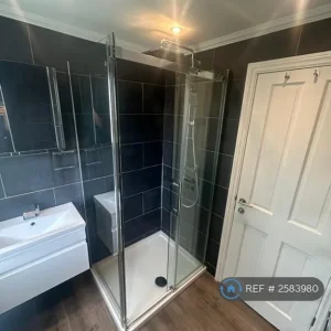 3 bedroom flat in Boscombe Road, W12 - Image 8