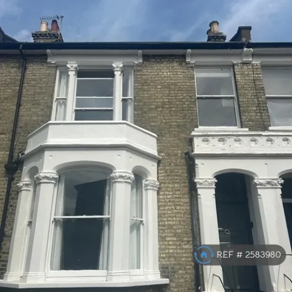 3 bedroom flat in Boscombe Road, W12