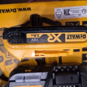 Dewalt 18V Radio with Battery and Charger - Image 3