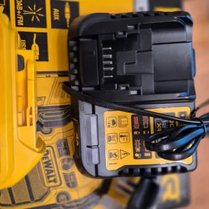Dewalt 18V Radio with Battery and Charger - Image 4