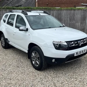 2016 Dacia Duster 1.5 dCi 110 Laureate 5-door hatchback diesel manual - Image 4