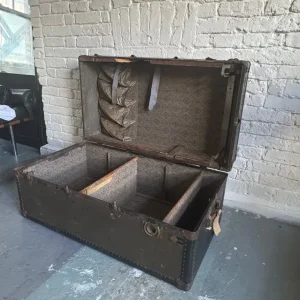 Vintage military storage trunk coffee table - Image 3