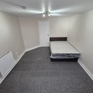 1 Bed Flat, The Ridgeway, NW9 - Image 3