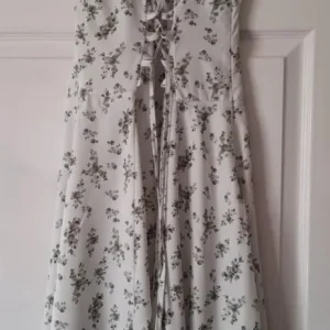 Size M floaty cream and green dress - Image 2