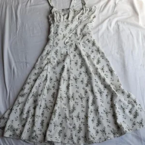 Size M floaty cream and green dress - Image 3