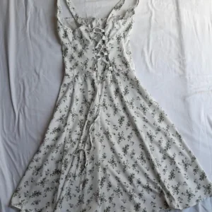 Size M floaty cream and green dress - Image 4