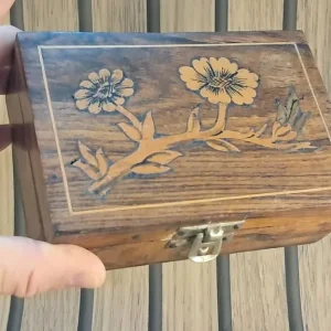 Vintage wooden trinket with floral design - Image 2