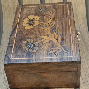 Vintage wooden trinket with floral design - Image 5