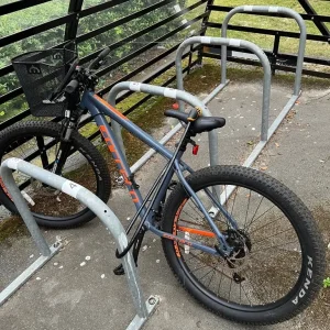 🚲 Carrera Mountain Bike – 27.5″ Wheels – Like New – Front Suspension – Extras Included
