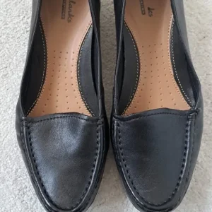 Crocs and Clarks shoes - Image 4