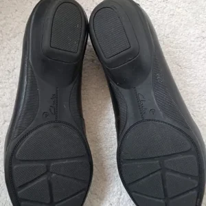 Crocs and Clarks shoes - Image 5