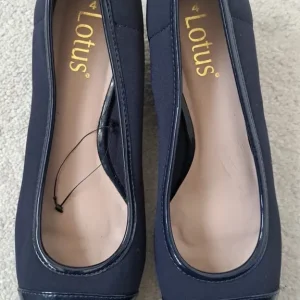 Crocs and Clarks shoes - Image 6