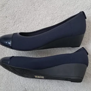 Crocs and Clarks shoes - Image 7