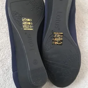 Crocs and Clarks shoes - Image 8