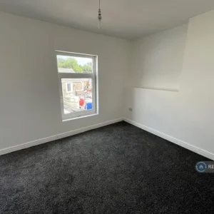 3 bedroom semi-detached with garden access - Image 2