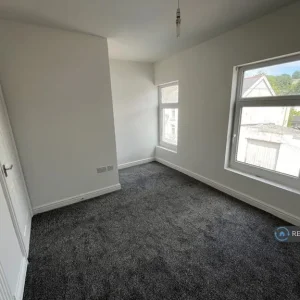 3 bedroom semi-detached with garden access - Image 3