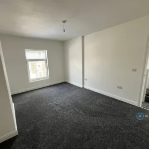 3 bedroom semi-detached with garden access - Image 5