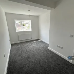 3 bedroom semi-detached with garden access - Image 6