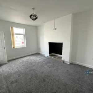 3 bedroom semi-detached with garden access - Image 7