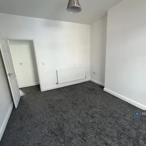 3 bedroom semi-detached with garden access - Image 8