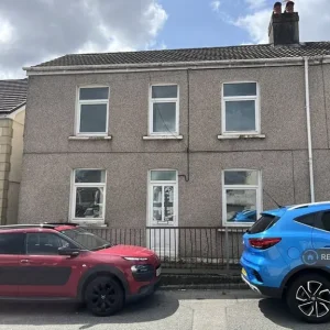 3 bedroom semi-detached with garden access