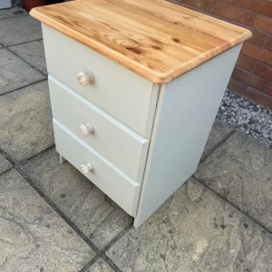 Refurbished single pine bedside table - Image 3