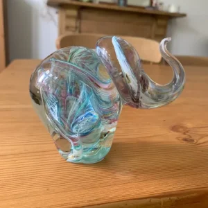 Vintage Avondale handmade glass elephant paperweight - Image 2