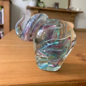 Vintage Avondale handmade glass elephant paperweight - Image 4