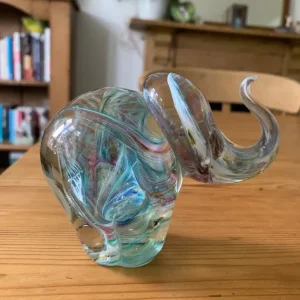 Vintage Avondale handmade glass elephant paperweight - Image 7