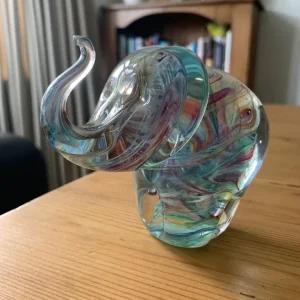 Vintage Avondale handmade glass elephant paperweight - Image 8