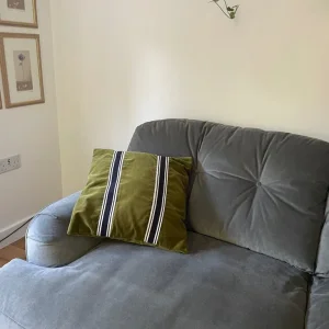 3 seater velvet sofa - Image 8