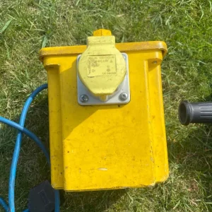 Toshiba Grinder with 110v Transformer Output Isolator - Image 3