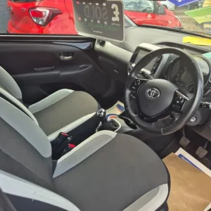 2017 Toyota Aygo 1.0 VVT-i X-Play 5-door Hatchback - Image 8
