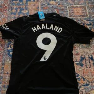 Man City 25/26 Away Jersey – All Black Retro Tribute - Image 2