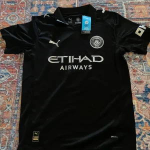 Man City 25/26 Away Jersey – All Black Retro Tribute
