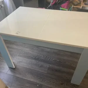 Extendable dining table
