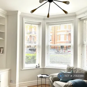 2 bedroom flat in Wymering Road, Gosport, Hampshire - Image 2